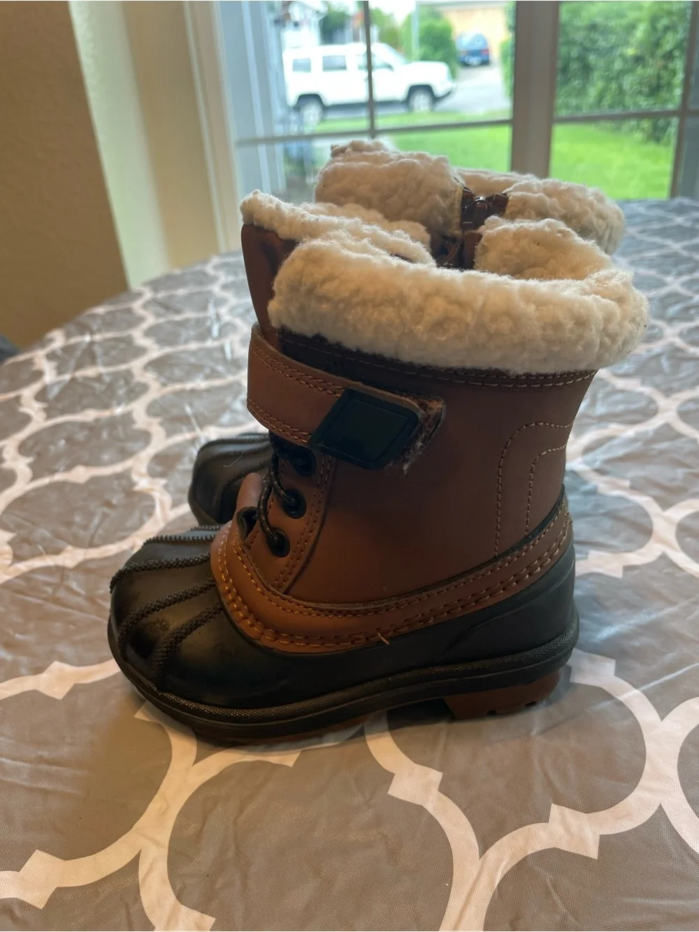 Cat and jack toddler size 6 Kids Brown and Black Winter Boots Faux Lining